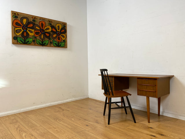 Schöner kleiner freistellender Mid-Century Schreibtisch in skandinavischem Design mit Schubladen und Holzgriffen I Arbeitstisch Bürotisch Sekretär Writing Desk Vintage 60er I