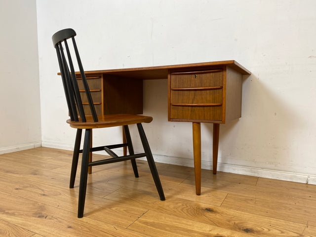 Schöner kleiner freistellender Mid-Century Schreibtisch in skandinavischem Design mit Schubladen und Holzgriffen I Arbeitstisch Bürotisch Sekretär Writing Desk Vintage 60er I