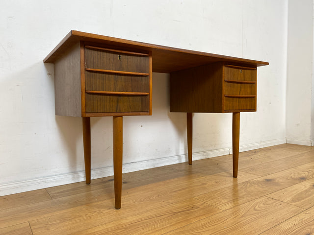 Schöner kleiner freistellender Mid-Century Schreibtisch in skandinavischem Design mit Schubladen und Holzgriffen I Arbeitstisch Bürotisch Sekretär Writing Desk Vintage 60er I