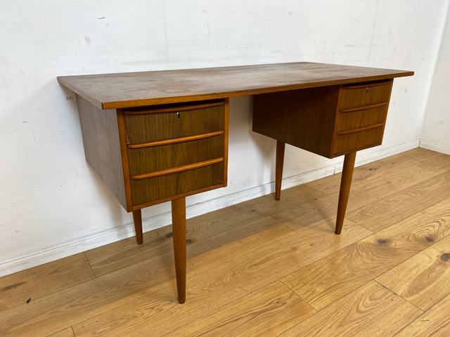 Schöner kleiner freistellender Mid-Century Schreibtisch in skandinavischem Design mit Schubladen und Holzgriffen I Arbeitstisch Bürotisch Sekretär Writing Desk Vintage 60er I