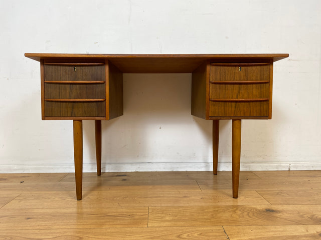 Schöner kleiner freistellender Mid-Century Schreibtisch in skandinavischem Design mit Schubladen und Holzgriffen I Arbeitstisch Bürotisch Sekretär Writing Desk Vintage 60er I