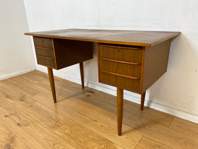 Schöner kleiner freistellender Mid-Century Schreibtisch in skandinavischem Design mit Schubladen und Holzgriffen I Arbeitstisch Bürotisch Sekretär Writing Desk Vintage 60er I