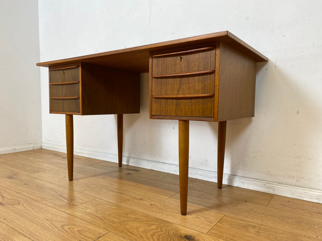 Schöner kleiner freistellender Mid-Century Schreibtisch in skandinavischem Design mit Schubladen und Holzgriffen I Arbeitstisch Bürotisch Sekretär Writing Desk Vintage 60er I