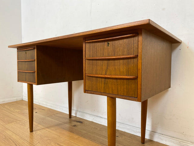 Schöner kleiner freistellender Mid-Century Schreibtisch in skandinavischem Design mit Schubladen und Holzgriffen I Arbeitstisch Bürotisch Sekretär Writing Desk Vintage 60er I