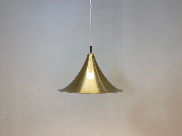 WMK I Formschöne goldene skandinavische Space Age Hängelampe aus Messing