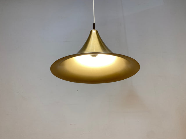WMK I Formschöne goldene skandinavische Space Age Hängelampe aus Messing