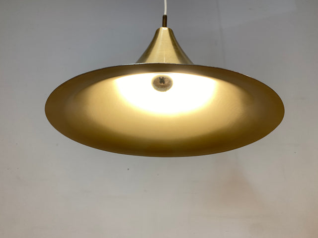 WMK I Formschöne goldene skandinavische Space Age Hängelampe aus Messing