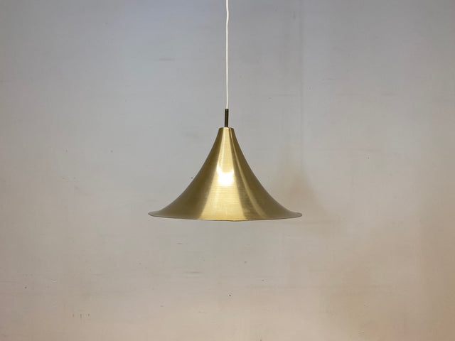WMK I Formschöne goldene skandinavische Space Age Hängelampe aus Messing
