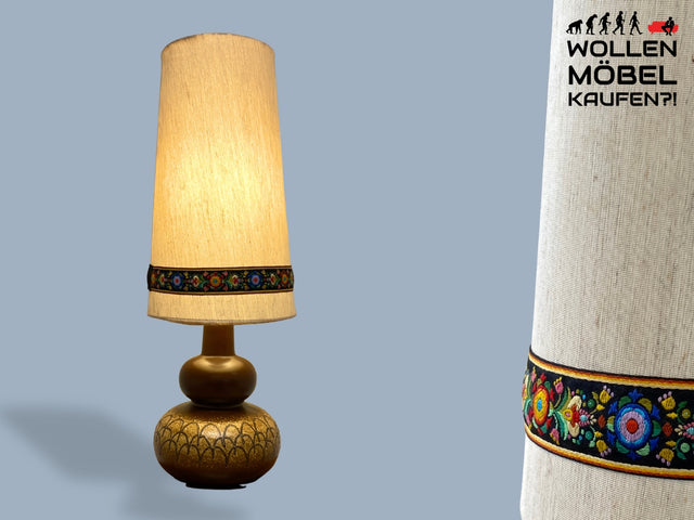 Kultige große Mid-Century Bodenlampe / Tischlampe mit kunstvollem Keramik Lampenfuß & textilem Lampenschirm mit floral bestickter Borte
