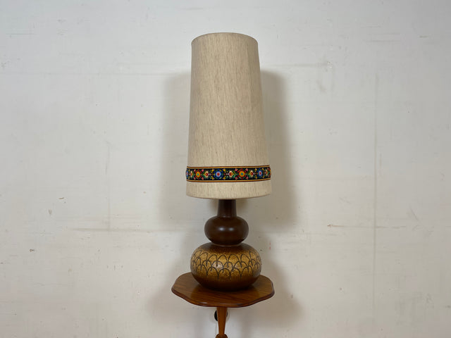 Kultige große Mid-Century Bodenlampe / Tischlampe mit kunstvollem Keramik Lampenfuß & textilem Lampenschirm mit floral bestickter Borte