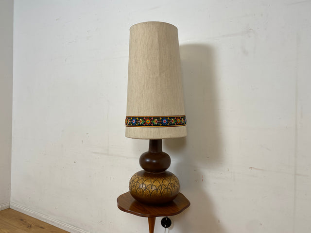Kultige große Mid-Century Bodenlampe / Tischlampe mit kunstvollem Keramik Lampenfuß & textilem Lampenschirm mit floral bestickter Borte