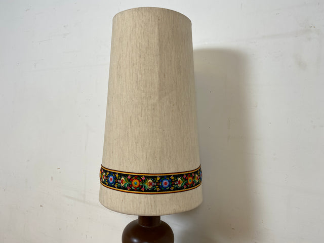 Kultige große Mid-Century Bodenlampe / Tischlampe mit kunstvollem Keramik Lampenfuß & textilem Lampenschirm mit floral bestickter Borte