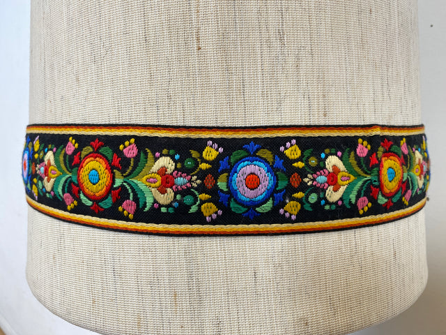 Kultige große Mid-Century Bodenlampe / Tischlampe mit kunstvollem Keramik Lampenfuß & textilem Lampenschirm mit floral bestickter Borte