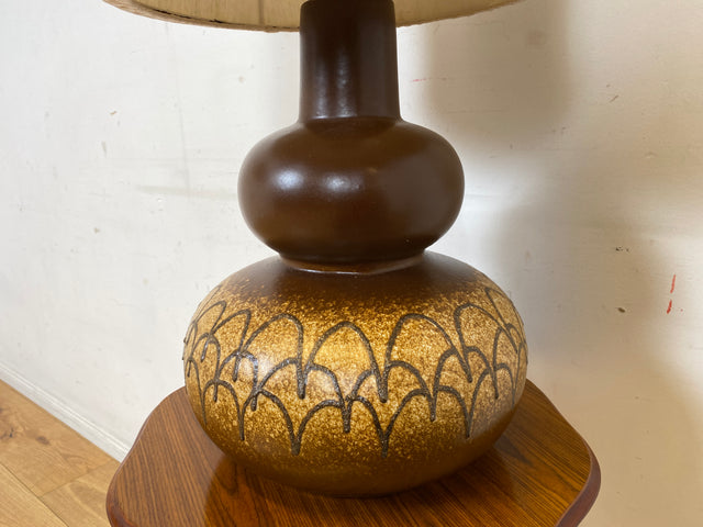 Kultige große Mid-Century Bodenlampe / Tischlampe mit kunstvollem Keramik Lampenfuß & textilem Lampenschirm mit floral bestickter Borte