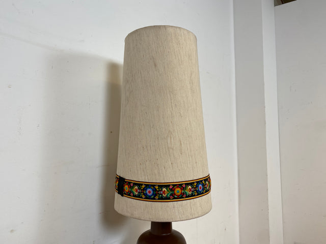 Kultige große Mid-Century Bodenlampe / Tischlampe mit kunstvollem Keramik Lampenfuß & textilem Lampenschirm mit floral bestickter Borte
