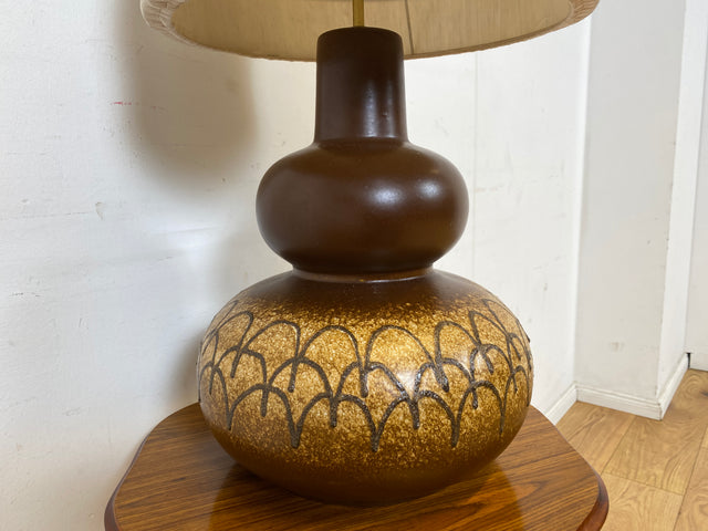 Kultige große Mid-Century Bodenlampe / Tischlampe mit kunstvollem Keramik Lampenfuß & textilem Lampenschirm mit floral bestickter Borte
