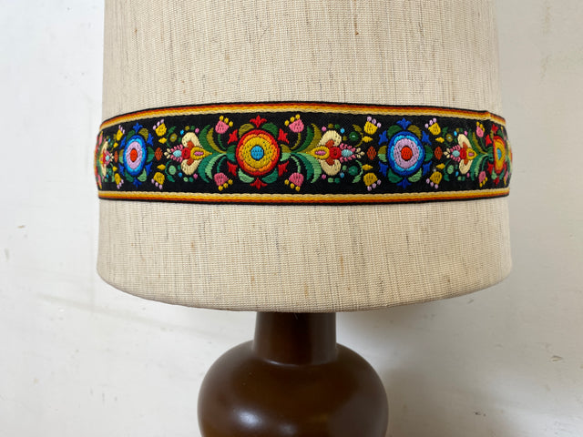 Kultige große Mid-Century Bodenlampe / Tischlampe mit kunstvollem Keramik Lampenfuß & textilem Lampenschirm mit floral bestickter Borte