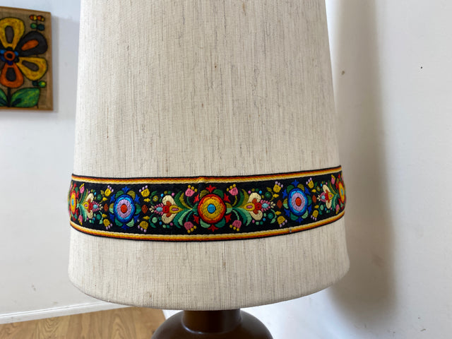 Kultige große Mid-Century Bodenlampe / Tischlampe mit kunstvollem Keramik Lampenfuß & textilem Lampenschirm mit floral bestickter Borte