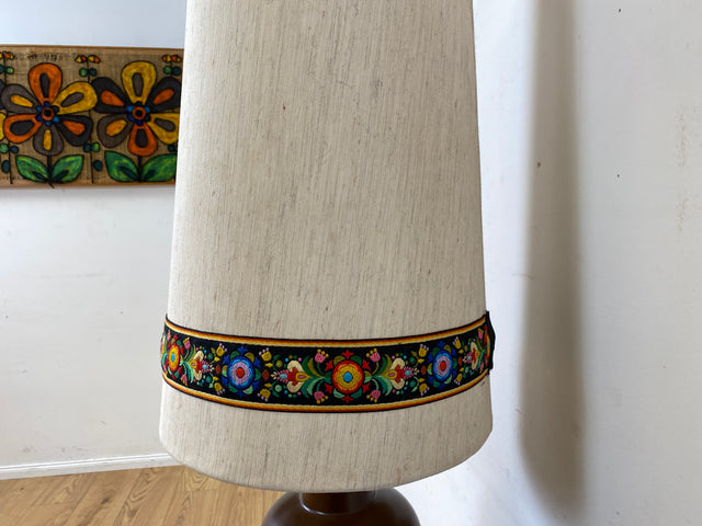 Kultige große Mid-Century Bodenlampe / Tischlampe mit kunstvollem Keramik Lampenfuß & textilem Lampenschirm mit floral bestickter Borte