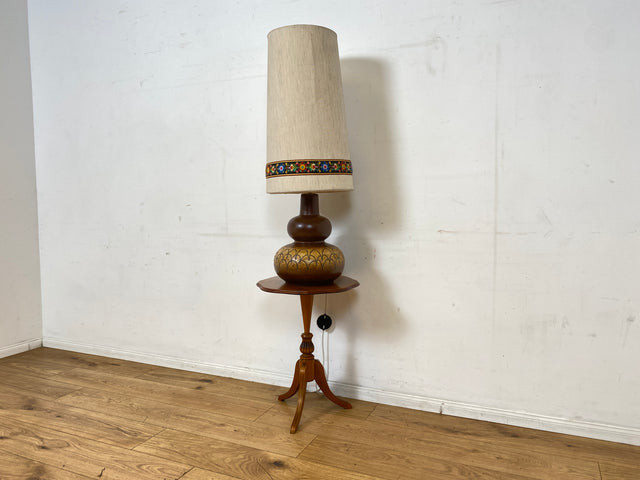 Kultige große Mid-Century Bodenlampe / Tischlampe mit kunstvollem Keramik Lampenfuß & textilem Lampenschirm mit floral bestickter Borte