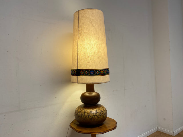 Kultige große Mid-Century Bodenlampe / Tischlampe mit kunstvollem Keramik Lampenfuß & textilem Lampenschirm mit floral bestickter Borte