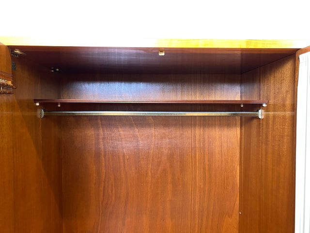 Stilvoller heller großer 50er Jahre Kleiderschrank aus vollem Holz mir Glastüren & Vorhängen