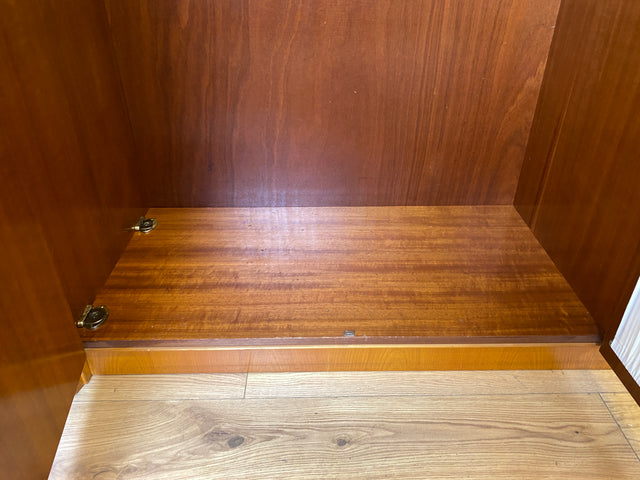 Stilvoller heller großer 50er Jahre Kleiderschrank aus vollem Holz mir Glastüren & Vorhängen