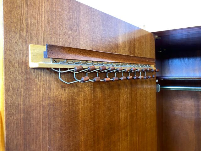 Stilvoller heller großer 50er Jahre Kleiderschrank aus vollem Holz mir Glastüren & Vorhängen