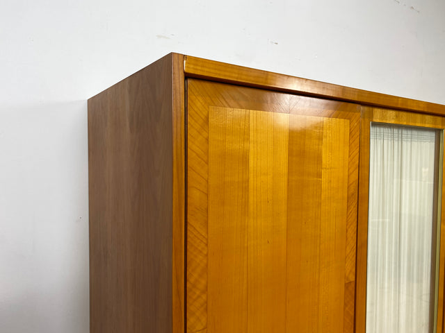 Stilvoller heller großer 50er Jahre Kleiderschrank aus vollem Holz mir Glastüren & Vorhängen
