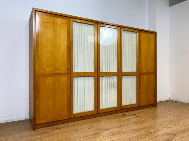 Stilvoller heller großer 50er Jahre Kleiderschrank aus vollem Holz mir Glastüren & Vorhängen