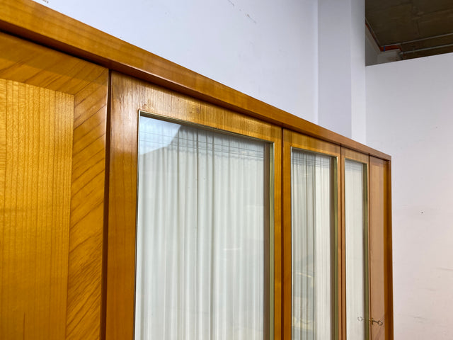 Stilvoller heller großer 50er Jahre Kleiderschrank aus vollem Holz mir Glastüren & Vorhängen