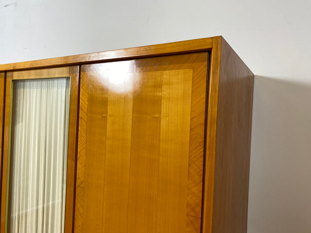 Stilvoller heller großer 50er Jahre Kleiderschrank aus vollem Holz mir Glastüren & Vorhängen