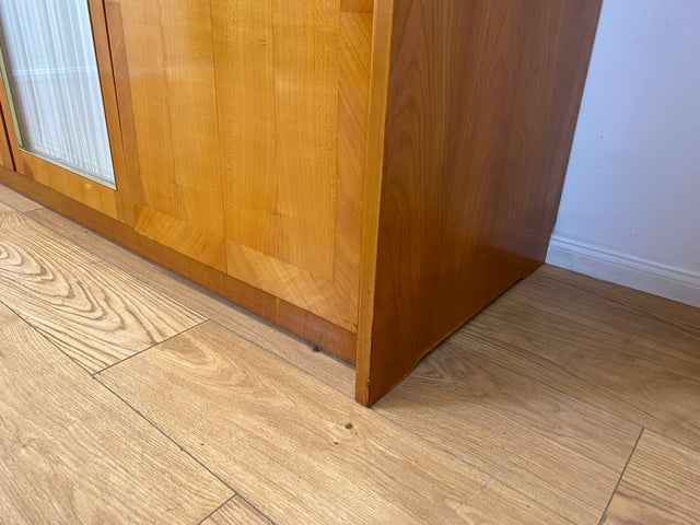 Stilvoller heller großer 50er Jahre Kleiderschrank aus vollem Holz mir Glastüren & Vorhängen
