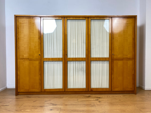 Stilvoller heller großer 50er Jahre Kleiderschrank aus vollem Holz mir Glastüren & Vorhängen