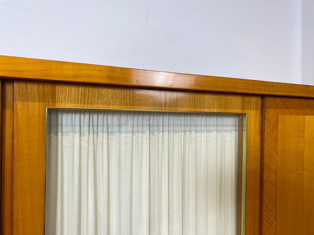 Stilvoller heller großer 50er Jahre Kleiderschrank aus vollem Holz mir Glastüren & Vorhängen
