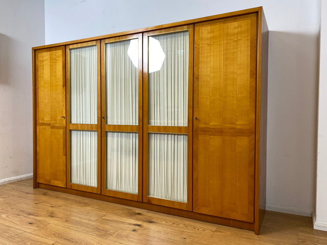 Stilvoller heller großer 50er Jahre Kleiderschrank aus vollem Holz mir Glastüren & Vorhängen
