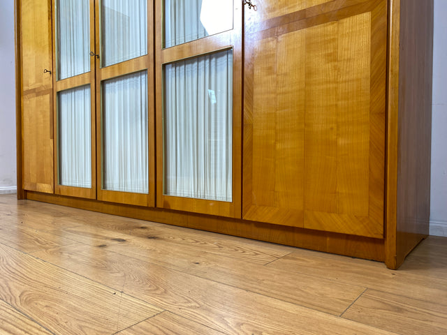 Stilvoller heller großer 50er Jahre Kleiderschrank aus vollem Holz mir Glastüren & Vorhängen