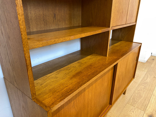 WMK I Hochwertiger großer Mid-Century Bücherschrank I Vollholz in Eiche I mit Vitrine und Schiebetüren I Büchervitrine Highboard Regalwand Eckregal Eckschrank Regal Wohnwand Vintage 50er 60er
