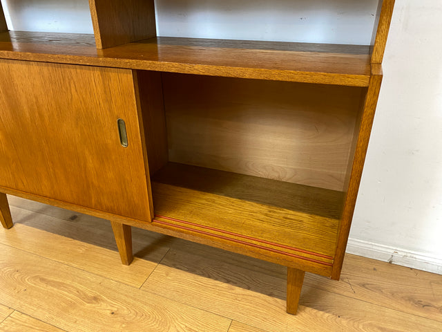 WMK I Hochwertiger großer Mid-Century Bücherschrank I Vollholz in Eiche I mit Vitrine und Schiebetüren I Büchervitrine Highboard Regalwand Eckregal Eckschrank Regal Wohnwand Vintage 50er 60er