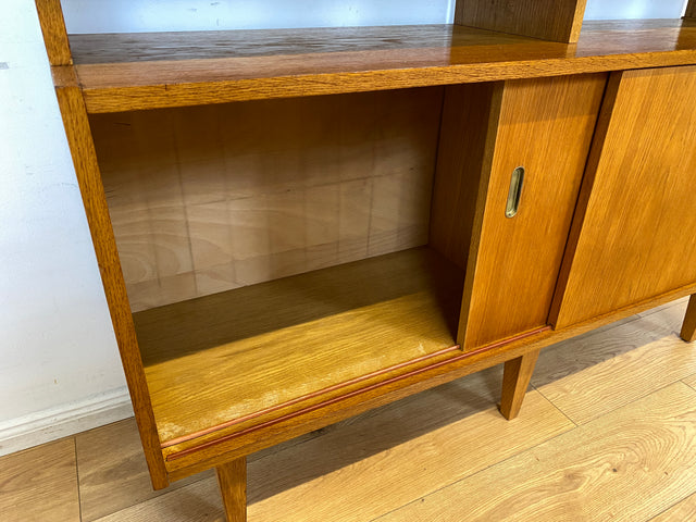WMK I Hochwertiger großer Mid-Century Bücherschrank I Vollholz in Eiche I mit Vitrine und Schiebetüren I Büchervitrine Highboard Regalwand Eckregal Eckschrank Regal Wohnwand Vintage 50er 60er