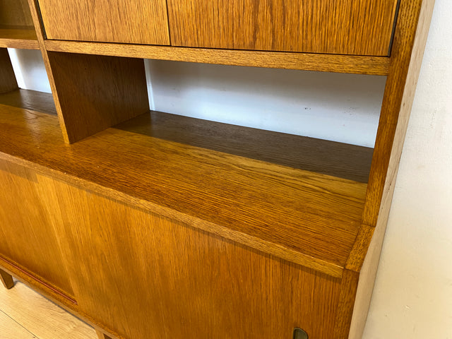 WMK I Hochwertiger großer Mid-Century Bücherschrank I Vollholz in Eiche I mit Vitrine und Schiebetüren I Büchervitrine Highboard Regalwand Eckregal Eckschrank Regal Wohnwand Vintage 50er 60er