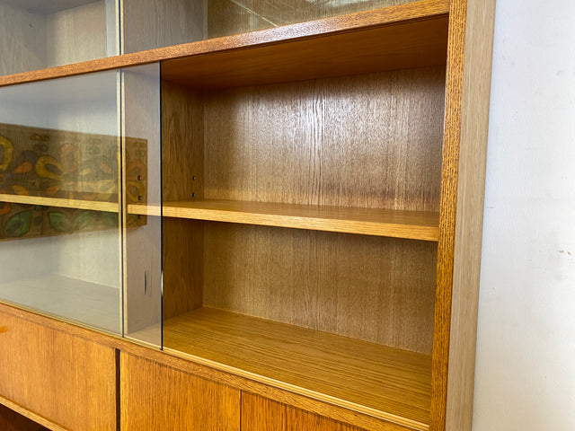 WMK I Hochwertiger großer Mid-Century Bücherschrank I Vollholz in Eiche I mit Vitrine und Schiebetüren I Büchervitrine Highboard Regalwand Eckregal Eckschrank Regal Wohnwand Vintage 50er 60er