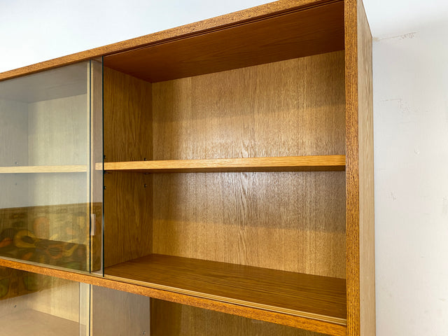 WMK I Hochwertiger großer Mid-Century Bücherschrank I Vollholz in Eiche I mit Vitrine und Schiebetüren I Büchervitrine Highboard Regalwand Eckregal Eckschrank Regal Wohnwand Vintage 50er 60er