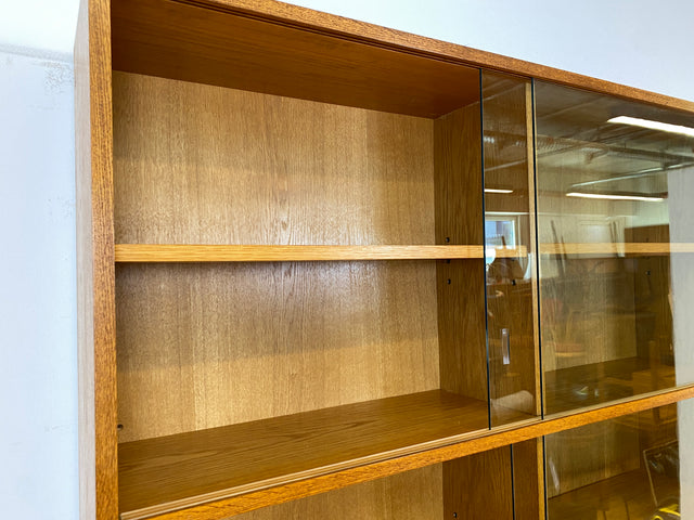 WMK I Hochwertiger großer Mid-Century Bücherschrank I Vollholz in Eiche I mit Vitrine und Schiebetüren I Büchervitrine Highboard Regalwand Eckregal Eckschrank Regal Wohnwand Vintage 50er 60er