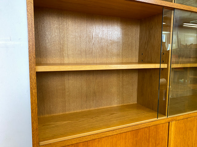 WMK I Hochwertiger großer Mid-Century Bücherschrank I Vollholz in Eiche I mit Vitrine und Schiebetüren I Büchervitrine Highboard Regalwand Eckregal Eckschrank Regal Wohnwand Vintage 50er 60er