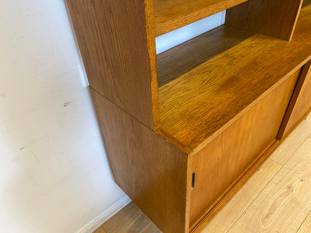 WMK I Hochwertiger großer Mid-Century Bücherschrank I Vollholz in Eiche I mit Vitrine und Schiebetüren I Büchervitrine Highboard Regalwand Eckregal Eckschrank Regal Wohnwand Vintage 50er 60er