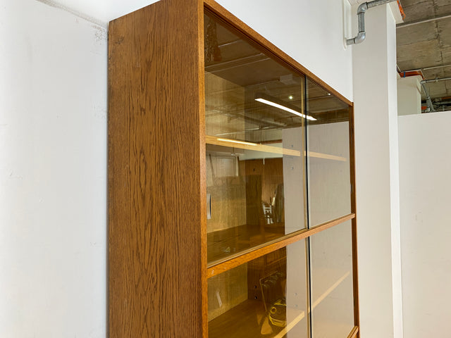 WMK I Hochwertiger großer Mid-Century Bücherschrank I Vollholz in Eiche I mit Vitrine und Schiebetüren I Büchervitrine Highboard Regalwand Eckregal Eckschrank Regal Wohnwand Vintage 50er 60er