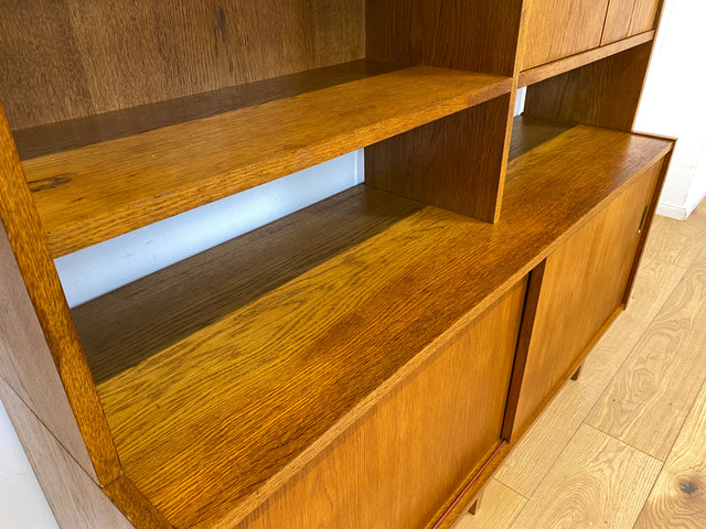 WMK I Hochwertiger großer Mid-Century Bücherschrank I Vollholz in Eiche I mit Vitrine und Schiebetüren I Büchervitrine Highboard Regalwand Eckregal Eckschrank Regal Wohnwand Vintage 50er 60er