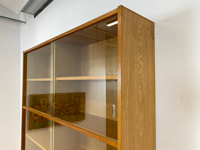 WMK I Hochwertiger großer Mid-Century Bücherschrank I Vollholz in Eiche I mit Vitrine und Schiebetüren I Büchervitrine Highboard Regalwand Eckregal Eckschrank Regal Wohnwand Vintage 50er 60er