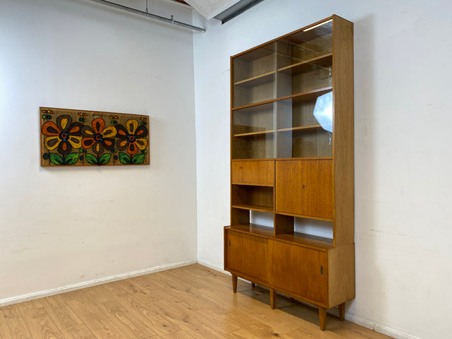 WMK I Hochwertiger großer Mid-Century Bücherschrank I Vollholz in Eiche I mit Vitrine und Schiebetüren I Büchervitrine Highboard Regalwand Eckregal Eckschrank Regal Wohnwand Vintage 50er 60er